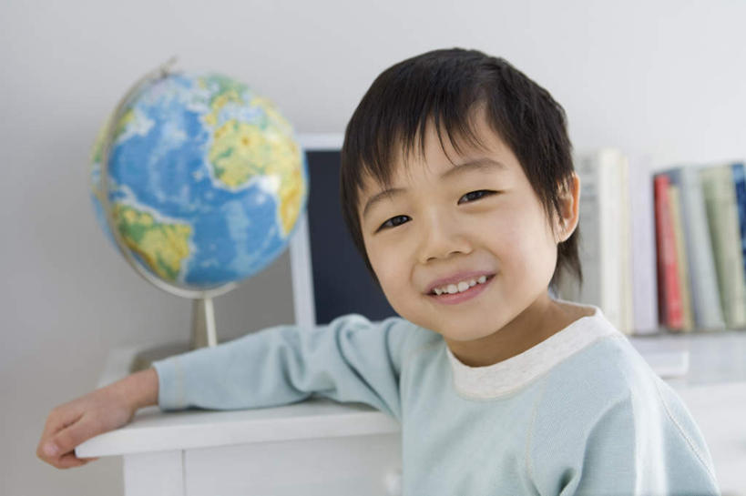 东方人,儿童,脸,头,脸颊,一个人,站,笑,微笑,露齿笑,横图,室内,白天,正面,纯洁,电脑,笔记本电脑,仪器,海洋,地图,书籍,亚洲,仅一个男性,仅一个人,一排,许多,撑,服装,朦胧,模糊,整齐,网格,网络,地球仪,线条,世界地图,地球,陆地,全球,注视,休闲装,黄种人,通讯设备,球,排列,小孩,衣服,经纬线,模型,观察,看,站着,仅一个小孩,休闲,球体,休闲服,可爱,童年,童趣,地理,国家,服饰,观看,大陆,察看,世界,无线,撑着,队列,关注,通信设备,无线网络,纬线,版图,经线,无线上网,便携式电脑,童真,烂漫,无邪,经纬仪,地理学,天真,手提电脑,男孩,男人,男性,亚洲人,孩子,头部,脸部,脸蛋,面部,书,图书,站立,半身,彩图,大洋,大洲,男生