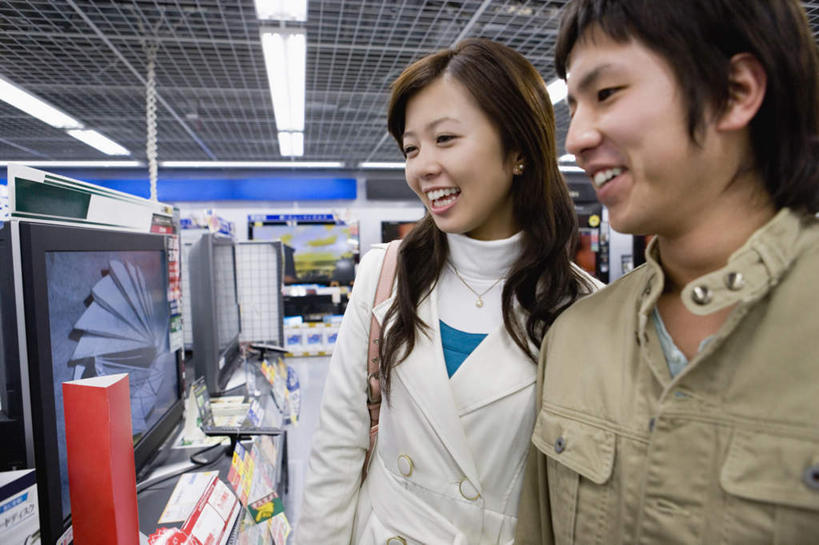 东方人,两个人,站,笑,微笑,露齿笑,横图,室内,白天,正面,爱情,电视,亚洲,服装,朦胧,模糊,标牌,浪漫,注视,休闲装,黄种人,标识,一个,衣服,液晶电视,观察,看,站着,休闲,温暖,温馨,休闲服,恩爱,恋人,服饰,单个,观看,和睦,察看,关注,男人,男性,年轻男性,年轻女性,女人,女性,亚洲人,情侣,电视机,站立,半身,彩图,伴侣,融洽