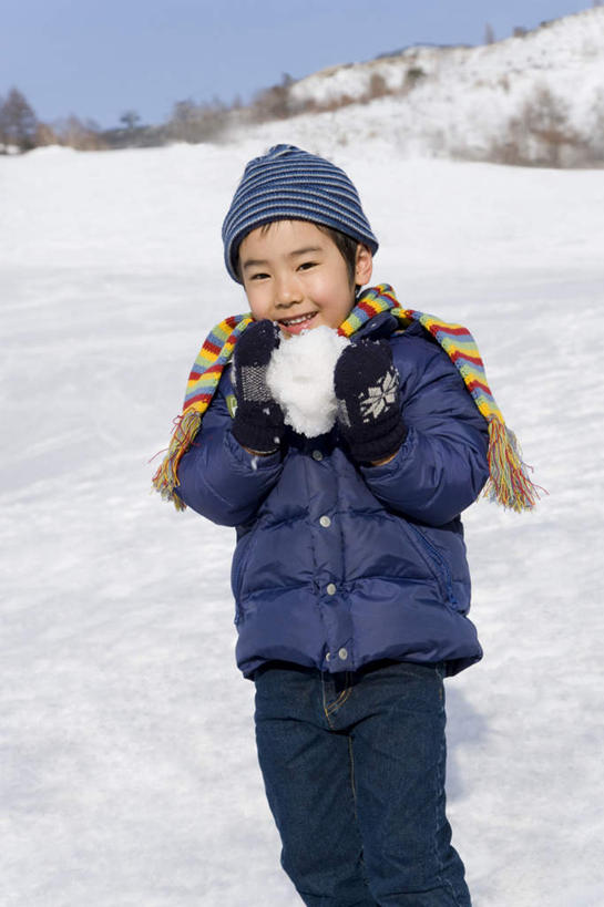 东方人,儿童,一个人,站,举,笑,微笑,露齿笑,竖图,室外,白天,正面,旅游,度假,纯洁,雪,大雪,帽子,亚洲,仅一个男性,仅一个人,握,服装,装饰,积雪,雪景,冬季,冬天,拿,拿着,注视,休闲装,黄种人,娱乐,小孩,衣服,蓝色,蓝天,天空,围巾,天,观察,看,托,站着,仅一个小孩,享受,休闲,温暖,休闲服,放松,寒冷,可爱,童年,童趣,握着,服饰,晴朗,围脖,观看,保暖,华丽,点缀,察看,雪球,御寒,关注,童真,烂漫,无邪,万里无云,衬托,美观,雅致,雅观,棉帽,严寒,天真,男孩,男人,男性,亚洲人,孩子,晴空,晴空万里,举起,举手,举着,向上举,向上伸,向上托,站立,半身,彩图,男生