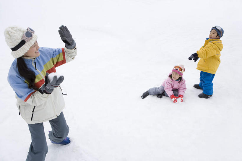 东方人,儿童,三个人,家庭,母亲,女儿,儿子,站,笑,微笑,露齿笑,横图,俯视,室外,白天,旅游,度假,游戏,纯洁,安全,雪,大雪,帽子,亚洲,服装,眼镜,积雪,雪景,冬季,冬天,防护,玩,注视,黄种人,娱乐,小孩,衣服,观察,看,趴着,站着,享受,休闲,温暖,温馨,母女,母子,一家人,放松,寒冷,可爱,母爱,童年,童趣,服饰,观看,活动,羽绒服,保暖,护目镜,保护,和睦,察看,御寒,发泄,关注,消遣,智力,保险,打雪仗,童真,烂漫,无邪,宣泄,保全,周全,安稳,安定,棉帽,严寒,安全防护眼镜,冬装,平安,天真,男孩,男人,男性,年轻女性,女孩,女人,女性,亚洲人,孩子,年轻人,趴,玩耍,嬉戏,站立,半身,彩图,高角度拍摄,融洽,防护眼镜,男生,女生