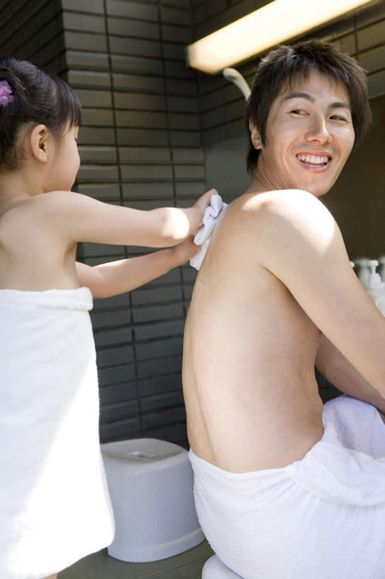 东方人,儿童,两个人,家庭,父亲,女儿,站,举,笑,微笑,露齿笑,竖图,室内,白天,侧面,旅游,度假,洗澡,纯洁,卫生间,浴室,椅子,亚洲,握,纺织物,塑料,拿,拿着,扭头,注视,黄种人,娱乐,干净,小孩,塑料制品,毛巾,观察,看,清洁,托,站着,转头,享受,休闲,健康,温暖,温馨,父女,一家人,放松,父爱,可爱,童年,童趣,握着,保健,观看,保暖,和睦,察看,卫生,搓背,关注,童真,透气,烂漫,无邪,防水,泡汤,储水,耐磨,吸水,天真,男人,男性,年轻男性,女孩,亚洲人,孩子,年轻人,淋浴房,举起,举手,举着,向上举,向上伸,向上托,站立,半身,彩图,沐浴,冲凉房,沐浴间,沐浴室,融洽,女生