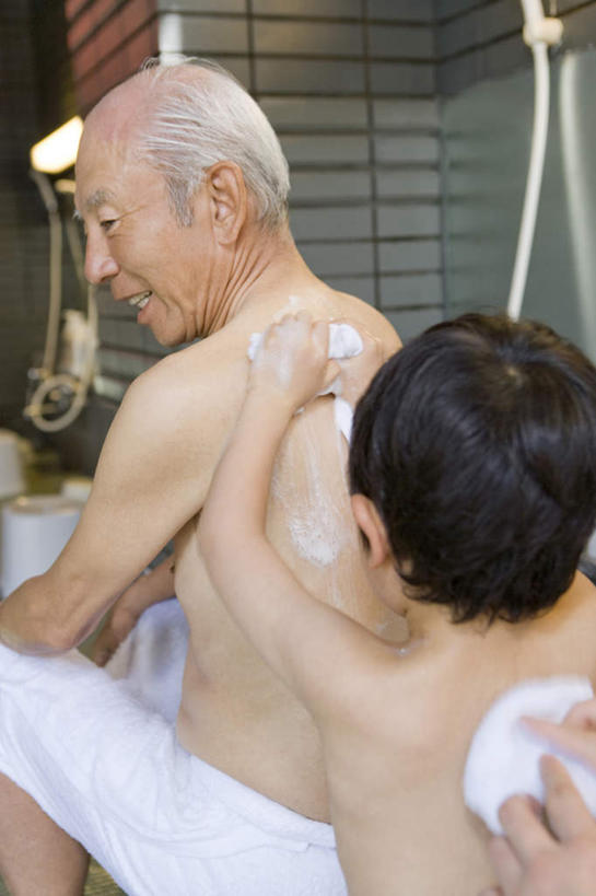 东方人,儿童,老年人,两个人,家庭,祖父,坐,笑,微笑,露齿笑,竖图,室内,白天,旅游,度假,洗澡,纯洁,卫生间,浴室,亚洲,纺织物,扭头,黄种人,娱乐,干净,小孩,背面,毛巾,清洁,转头,享受,休闲,健康,温暖,温馨,一家人,放松,可爱,童年,童趣,保健,爷爷,祖孙,保暖,和睦,卫生,搓背,童真,透气,烂漫,无邪,防水,外公,外祖父,外孙,外孙子,泡汤,储水,耐磨,吸水,天真,老年男性,男孩,男人,男性,亚洲人,孩子,孙子,淋浴房,坐着,半身,彩图,沐浴,冲凉房,沐浴间,沐浴室,融洽,男生