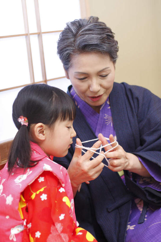 东方人,儿童,老年人,两个人,家庭,祖母,举,笑,微笑,露齿笑,竖图,室内,白天,正面,民族服装,游戏,纯洁,成功,合作,团队,集体,信心,玩具,亚洲,和服,玩,黄种人,娱乐,队伍,小孩,红色,黑色,绳子,托,休闲,温暖,温馨,一家人,可爱,童年,童趣,翻花绳,服饰,奶奶,活动,祖孙,绳索,和睦,成就,发泄,消遣,智力,挑帮帮,合伙,童真,烂漫,无邪,翻绳,外婆,外孙女,外祖母,吴服,唐草,唐花,唐锦,宣泄,解绷绷,解勾勾,解钩钩,挑花花线,线翻花,解股,天真,翻花鼓,挑绷绷,老年女性,女孩,女人,女性,亚洲人,孩子,孙女,举起,举手,举着,玩耍,嬉戏,向上举,向上伸,向上托,半身,彩图,传统服装,民俗服,融洽,女生