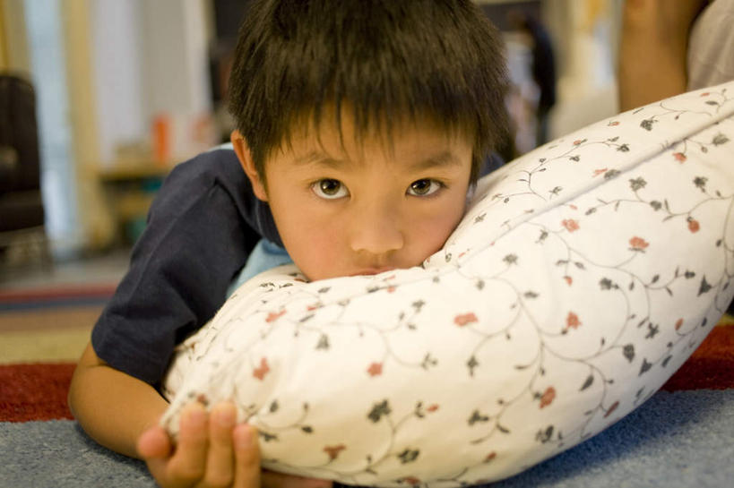 东方人,儿童,脸,头,脸颊,头发,一个人,抱,笑,摸,微笑,露齿笑,横图,室内,特写,白天,正面,旅游,度假,纯洁,美景,地毯,靠垫,日本,亚洲,仅一个男性,仅一个人,撑,抚摸,阴影,花纹,服装,朦胧,模糊,光线,瓷砖,地砖,影子,斑点,景观,靠枕,地面,千叶县,注视,休闲装,黄种人,娱乐,肩膀,小孩,衣服,黄色,蓝色,阳光,自然,垫子,枕头,观察,看,趴着,仅一个小孩,享受,休闲,休闲服,景色,放松,可爱,童年,童趣,服饰,抱着,观看,察看,撑着,搂着,关注,自然风光,童真,东亚,烂漫,无邪,本州,关东地方,本州岛,日本国,千叶,天真,男孩,男人,男性,亚洲人,孩子,头部,脸部,脸蛋,面部,触摸,接触,搂,搂抱,趴,半身,彩图,男生