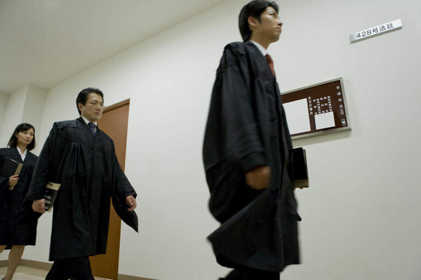 东方人,头发,三个人,同事,律师,法官,站,走,捧,笑,微笑,露齿笑,横图,室内,白天,仰视,工作服,制服,成功,合作,团队,集体,信心,门,亚洲,一排,朦胧,模糊,整齐,材料,档案,文件,墙,法院,注视,黄种人,队伍,墙壁,墙面,排列,黑色,资料,门框,观察,看,站着,观看,察看,法庭,领导,成就,队列,关注,文档,合伙,领袖,工作制服,男人,男性,年轻男性,年轻女性,女人,女性,亚洲人,法律家,法学家,步行,端,端着,捧着,散步,手捧,站立,走路,半身,彩图,低角度拍摄,工作套服,判事,推事