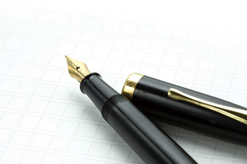 无人,横图,俯视,室内,特写,白天,白色背景,桌面,静物,阴影,光线,笔,影子,办公用品,钢笔,文具,黑色,阳光,学习用品,打开,摄影,影棚,笔尖,文具用品,一支,开启,彩图,高角度拍摄,影棚拍摄,拍摄,笔帽