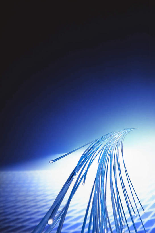 无人,竖图,室内,白天,正面,抽象,通讯,数码,科技,一排,许多,阴影,黑色背景,条纹,整齐,发光,反射,光纤,网络,纹路,方格,线条,影子,高光,几何,计算机图形,合成,排列,闪耀,夸张,耀眼,光缆,电脑合成图,数码合成图,队列,深奥,交流,沟通,彩图