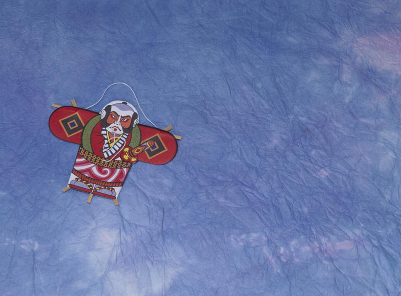 无人,横图,俯视,室内,特写,白天,游戏,静物,玩具,蓝色背景,纸,纸张,玩,图像,图画,文化,娱乐,一个,红色,风筝,休闲,益智,放风筝,摄影,影棚,单个,活动,纸鸢,发泄,消遣,智力,放鹞子,鹞,鹞子,鸢,木鸢,宣泄,和纸,日本纸,玩耍,嬉戏,彩图,高角度拍摄,影棚拍摄,拍摄