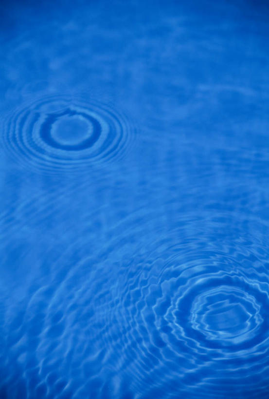 无人,竖图,俯视,室内,特写,白天,水,波纹,透明,液体,同心圆,水滴,水面,蓝色,水纹,波浪,理智,沉静,冷色,高深,冷淡,彩图,高角度拍摄