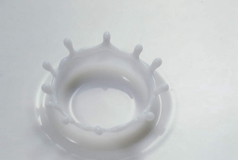 牛奶,无人,横图,俯视,室内,特写,白天,波纹,飞溅,溅,液体,同心圆,饮品,营养,饮料,白色,水纹,波浪,卫生,乳制品,奶,纯真,安神,洁净,光明,恬静,中间色,朴素,清白,彩图,高角度拍摄