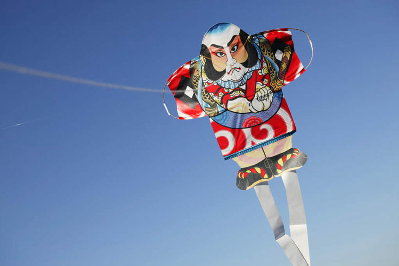 无人,横图,室外,白天,仰视,游戏,美景,阴影,花纹,光线,影子,景观,玩,注视,娱乐,一个,蓝色,蓝天,天空,阳光,自然,风筝,绳子,天,观察,看,休闲,景色,放风筝,单个,观看,活动,绳索,察看,纸鸢,发泄,关注,消遣,智力,自然风光,放鹞子,鹞,鹞子,鸢,木鸢,宣泄,玩耍,嬉戏,彩图,低角度拍摄