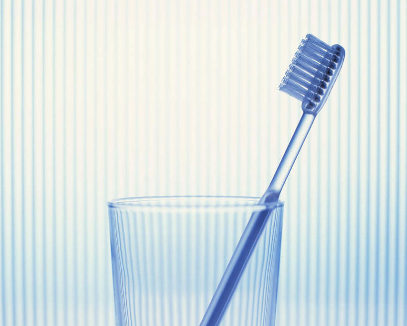 无人,横图,室内,特写,白天,正面,静物,杯子,一把,阴影,透明,反射,牙刷,影子,一杯,干净,玻璃制品,水杯,日用品,靠,靠着,清洁,倚靠,摄影,影棚,洗漱用品,卫生,倚着,洁净,玻璃杯,彩图,影棚拍摄,拍摄