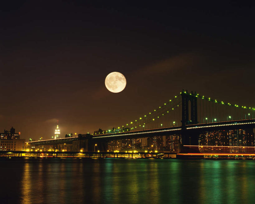 无人,横图,彩色,室外,夜晚,正面,旅游,度假,河流,水,标志建筑,城市,大桥,地标,建筑,立交桥,霓虹灯,桥梁,夜景,纽约,美国,河水,水流,月亮,满月,高架,斜拉桥,桥,灯光,曼哈顿,七彩,娱乐,光源,建设,霓虹,灯,享受,休闲,钢索,旅游胜地,放松,吊桥,悬索桥,北美,北美洲,照明设备,美洲,纽约州,帝国之州,帝国州,氖灯,北亚美利加洲,亚美利加洲,皎洁,曼哈顿大桥,曼哈顿桥,曼哈坦大桥,彩图,曼哈顿岛