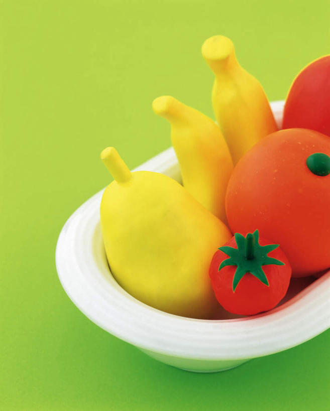 无人,竖图,俯视,室内,特写,白天,餐桌,桌子,香蕉,蔬菜,西红柿,水果,一排,许多,绿色背景,朦胧,模糊,新鲜,整齐,食品,食物,排列,黄色,红色,模型,摄影,有机食品,绿色食品,影棚,餐台,队列,陶土,甘蕉,番茄,彩图,高角度拍摄,影棚拍摄,拍摄