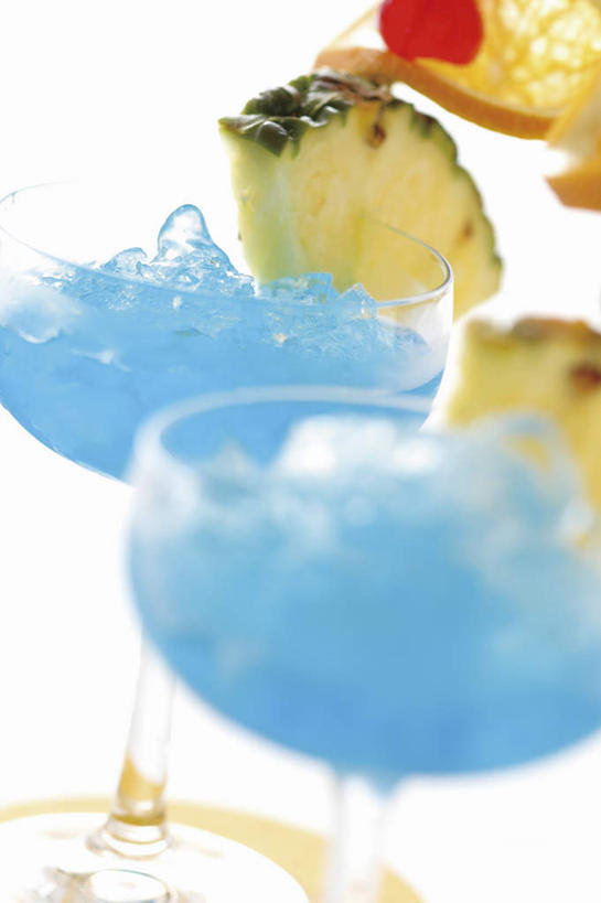 无人,竖图,室内,特写,白天,白色背景,正面,杯子,高脚杯,酒类,蓝色夏威夷,两杯,文化,玻璃制品,酒,饮料,蓝色,酒杯,鸡尾酒,调酒,摄影,影棚,创造,想象,鸡尾酒杯,玻璃杯,彩图,影棚拍摄,拍摄,蓝色夏威夷鸡尾酒