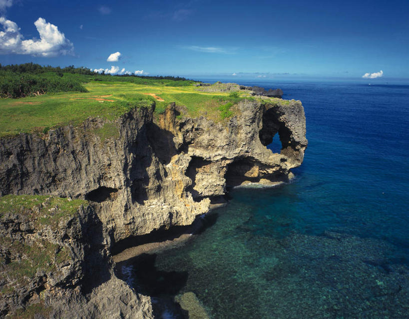 无人,横图,俯视,室外,白天,旅游,度假,海浪,海洋,美景,山,日本,亚洲,阴影,光线,影子,景观,浪花,山峰,水平线,悬崖,云,云朵,辽阔,海平线,山峦,云彩,娱乐,冲绳,蓝色,白云,蓝天,天空,阳光,自然,海水,天,享受,休闲,广阔,景色,放松,晴朗,一望无际,冲绳县,自然风光,陡崖,海景,东亚,琉球群岛,日本国,九州地方,无边无际,一马平川,大海,风浪,海,海水的波动,近岸浪,涌浪,晴空,彩图,高角度拍摄,水天相接,水天一线