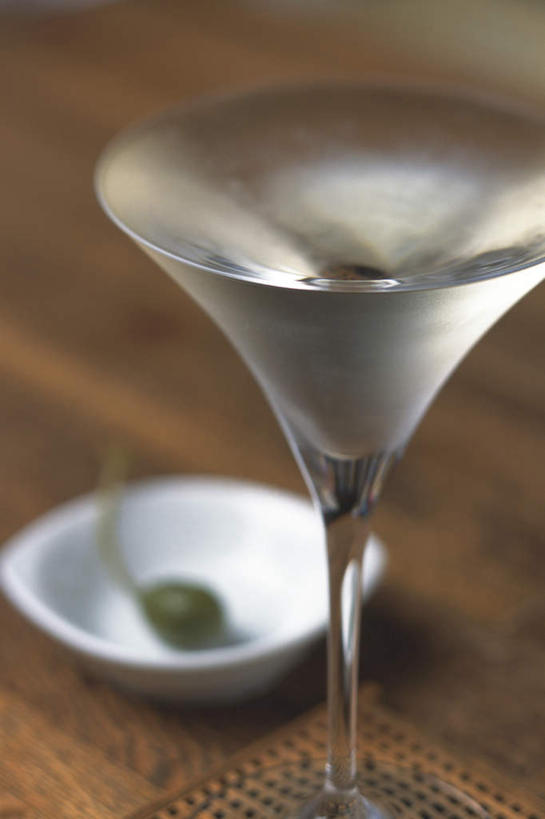 无人,竖图,俯视,室内,特写,白天,桌面,桌子,杯子,木制,高脚杯,红酒杯,酒类,一杯,文化,玻璃制品,酒,饮料,酒杯,木制品,鸡尾酒,调酒,创造,想象,马提尼,马提尼酒,玻璃杯,彩图,高角度拍摄