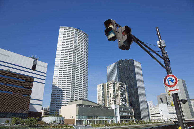 无人,公园,高楼大厦,横图,全景,室外,白天,仰视,度假,安全,办公楼,美景,天际线,城市风光,城市,大厦,建筑,摩天大楼,写字楼,日本,亚洲,阴影,光线,影子,景观,红绿灯,信号灯,交通,警告,娱乐,建设,蓝色,蓝天,天空,阳光,楼宇,天,享受,休闲,商务楼,景色,放松,警示,大阪,晴朗,禁止,提醒,提示,限制,流通,东亚,交通信号灯,本州,万里无云,大阪府,行人信号灯,本州岛,日本国,近畿地方,近畿,中之岛,县厅,大阪市,中之岛公园,危险,晴空,晴空万里,彩图,低角度拍摄,大楼,高层建筑,高楼,摩天楼