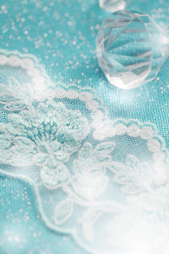 无人,竖图,俯视,室内,特写,白天,桌面,桌子,静物,朦胧,模糊,装饰,编织,木制,编织物,珠子,水晶,一个,白色,木制品,摄影,影棚,单个,华丽,修饰,点缀,衬托,美观,雅致,雅观,水晶制品,彩图,高角度拍摄,影棚拍摄,拍摄