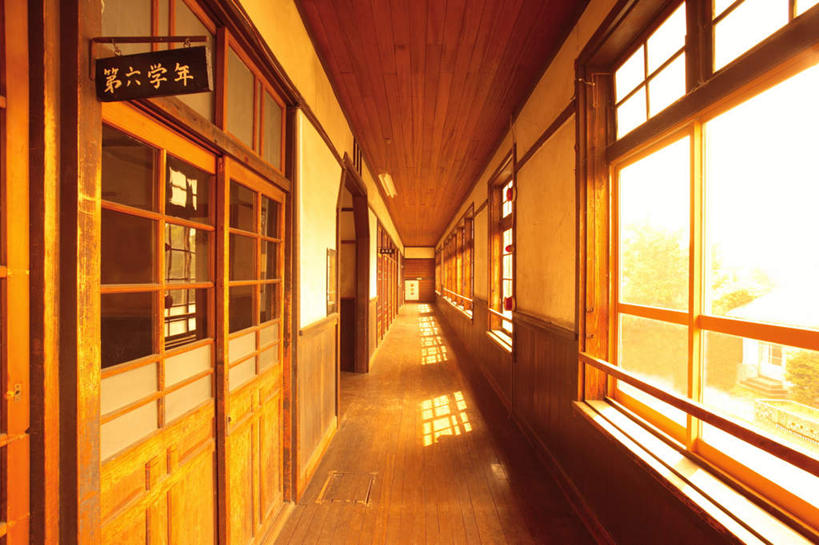 无人,教学楼,横图,室内,白天,正面,窗户,地板,落地窗,门,建筑,照明,日本,亚洲,悬挂,阴影,光线,日文,标志,挂牌,文字,影子,字符,房屋,屋子,走廊,灯光,地面,标识,吊牌,建设,吊灯,木地板,玻璃窗,灯,两个,阳光,灯具,门框,中式,明亮,照亮,照明设备,东亚,本州,本州岛,日本国,近畿地方,近畿,滋贺,滋贺县,日语,彩图,房子,教学大楼