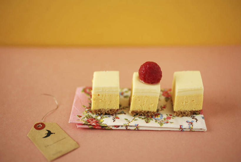 点心,无人,横图,俯视,室内,特写,白天,下午茶,桌面,桌子,草莓,三块,一排,黄色背景,整齐,木制,食品,花色,吊牌,食物,糕点,排列,三个,一个,粉色,木制品,垫子,摄影,影棚,单个,队列,洋莓,水果皇后,红莓,地莓,彩图,高角度拍摄,影棚拍摄,拍摄,蛋糕