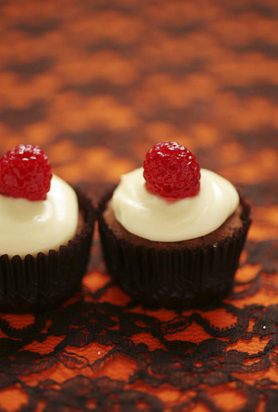 点心,无人,竖图,俯视,室内,特写,白天,下午茶,桌面,桌子,草莓,朦胧,模糊,木制,布料,食品,花色,布纹,松饼,桌布,食物,糕点,两个,餐巾,木制品,台布,奶油,纸托,玛芬蛋糕,蛋糕托,蛋糕托纸,蛋糕纸托,洋莓,水果皇后,红莓,地莓,高角度拍摄