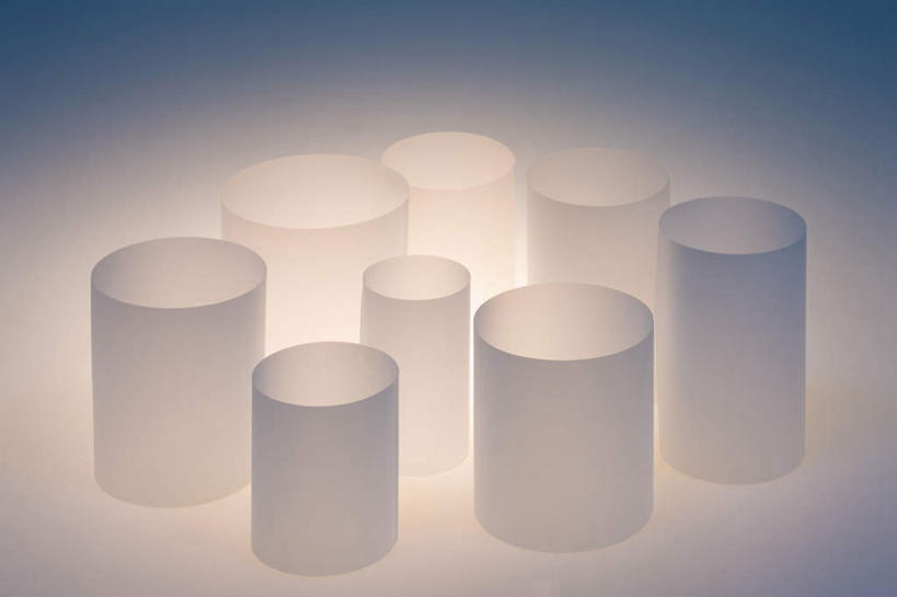 无人,横图,俯视,室内,特写,白天,白色背景,桌面,桌子,静物,许多,朦胧,模糊,弯曲,卷曲,散落,木制,纸,光,木制品,摄影,影棚,闪烁,彩图,高角度拍摄,影棚拍摄,拍摄