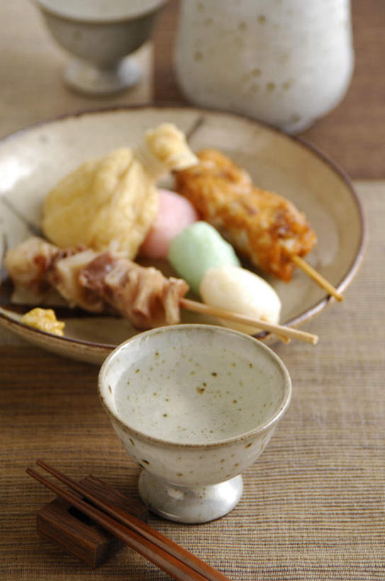 点心,无人,竖图,俯视,室内,白天,餐桌,筷子,桌子,杯子,餐具,朦胧,模糊,碟子,盘,陶瓷,食品,甜点,甜品,陶瓷制品,筷枕,文化,传统,酒瓶,食物,糕点,盘子,酒杯,瓶子,碟,碗,甜食,摄影,影棚,餐台,礼节,礼仪,进餐用具,彩图,高角度拍摄,影棚拍摄,拍摄