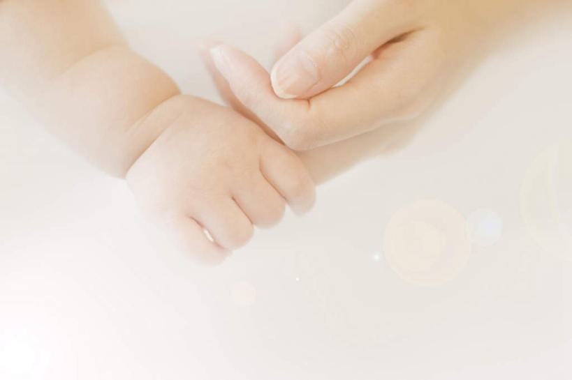 东方人,婴儿,儿童,手,两个人,家庭,母亲,儿子,握手,横图,俯视,室内,白天,白色背景,纯洁,亚洲,朦胧,模糊,黄种人,小孩,温暖,温馨,母子,一家人,手部,可爱,母爱,摄影,活泼,影棚,和睦,宝宝,纯真,烂漫,无邪,伶俐,天真,年轻女性,女人,女性,亚洲人,孩子,年轻人,搀手,拉手,手搀手,手拉手,手牵手,手握手,半身,彩图,高角度拍摄,影棚拍摄,拍摄,融洽