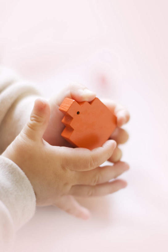 东方人,婴儿,儿童,手,一个人,竖图,俯视,室内,特写,白天,白色背景,游戏,纯洁,智慧,玩具,亚洲,双手,仅一个人,握,朦胧,模糊,拿,玩,拿着,黄种人,娱乐,小孩,趴着,休闲,手部,积木,可爱,益智,握着,摄影,活泼,影棚,活动,思维,发泄,消遣,智力,宝宝,想象,纯真,烂漫,无邪,宣泄,伶俐,天真,亚洲人,孩子,趴,玩耍,嬉戏,半身,彩图,高角度拍摄,影棚拍摄,拍摄