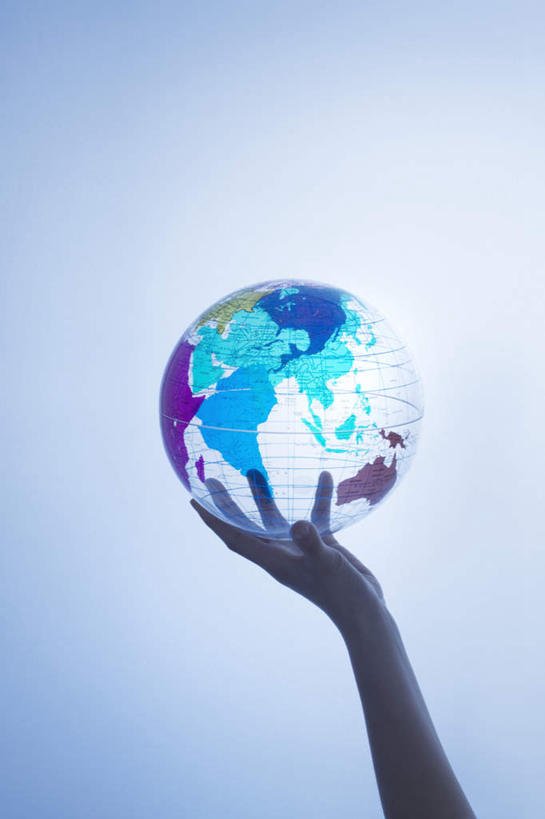 东方人,手,一个人,站,举,竖图,室内,特写,白天,白色背景,正面,海洋,亚洲,仅一个年轻女性,仅一个女性,仅一个人,握,透明,塑料,世界地图,地球,陆地,背光,拿,全球,拿着,黄种人,一个,塑料制品,托,站着,手部,握着,摄影,地理,国家,影棚,单个,单手,大陆,世界,逆光,年轻女性,女人,女性,亚洲人,举起,举手,举着,向上举,向上伸,向上托,站立,半身,彩图,影棚拍摄,拍摄,大洋,大洲