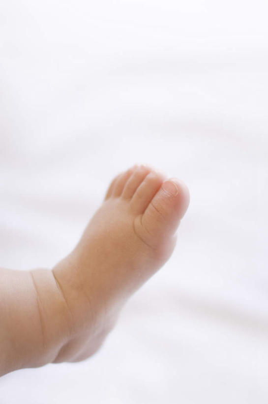东方人,婴儿,儿童,腿部,脚,脚趾,脚趾甲,腿,一个人,躺,竖图,俯视,室内,特写,白天,白色背景,纯洁,亚洲,仅一个人,朦胧,模糊,黄种人,光脚,小孩,赤脚,可爱,摄影,活泼,影棚,宝宝,纯真,烂漫,无邪,卧着,伶俐,天真,亚洲人,孩子,脚指甲,躺着,卧,半身,彩图,高角度拍摄,影棚拍摄,拍摄