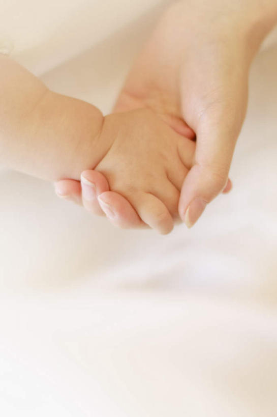 东方人,婴儿,儿童,手,两个人,家庭,母亲,儿子,躺,握手,竖图,俯视,室内,特写,白天,白色背景,纯洁,亚洲,朦胧,模糊,黄种人,小孩,温暖,温馨,母子,一家人,手部,可爱,母爱,摄影,活泼,影棚,单手,和睦,宝宝,纯真,烂漫,无邪,卧着,伶俐,天真,年轻女性,女人,女性,亚洲人,孩子,年轻人,搀手,拉手,手搀手,手拉手,手牵手,手握手,躺着,卧,半身,彩图,高角度拍摄,影棚拍摄,拍摄,融洽