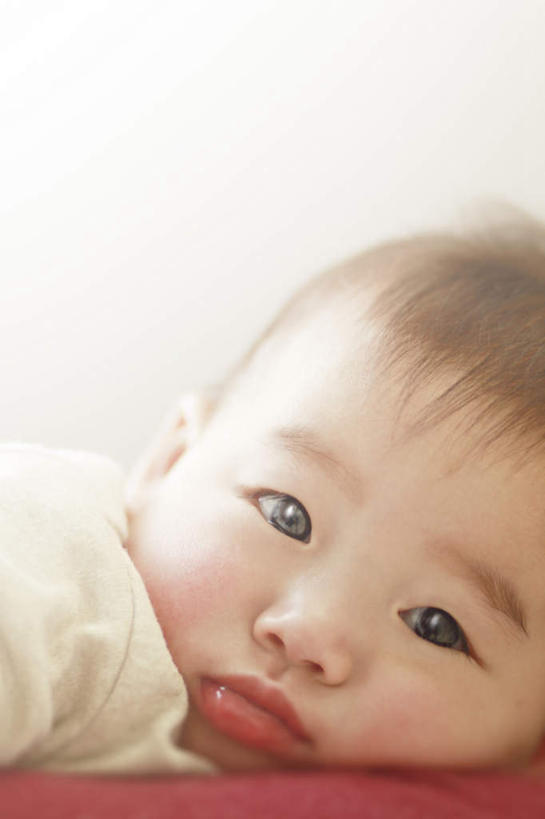 东方人,婴儿,儿童,脸,头,脸颊,一个人,竖图,室内,特写,白天,白色背景,正面,纯洁,亚洲,仅一个人,服装,朦胧,模糊,注视,休闲装,黄种人,肩膀,小孩,衣服,观察,看,趴着,休闲,休闲服,可爱,摄影,服饰,活泼,影棚,观看,察看,关注,宝宝,纯真,烂漫,无邪,伶俐,天真,亚洲人,孩子,头部,脸部,脸蛋,面部,趴,半身,彩图,影棚拍摄,拍摄