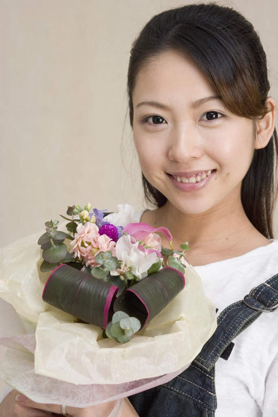 东方人,脸,头,脸颊,手,一个人,站,笑,微笑,露齿笑,竖图,室内,特写,白天,白色背景,正面,亚洲,仅一个年轻女性,仅一个女性,仅一个人,握,服装,盛开,拿,花蕾,拿着,注视,休闲装,黄种人,肩膀,花,花瓣,花朵,鲜花,衣服,花苞,花蕊,观察,看,站着,一束,休闲,手部,休闲服,握着,摄影,服饰,影棚,观看,单手,察看,关注,年轻女性,女人,女性,亚洲人,头部,脸部,脸蛋,面部,站立,半身,彩图,影棚拍摄,拍摄