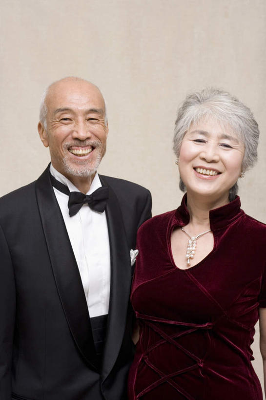 东方人,两个人,夫妻,站,笑,微笑,露齿笑,竖图,室内,白天,正面,晚礼服,爱情,亚洲,米色背景,浪漫,注视,黄种人,观察,看,站着,恩爱,恋人,摄影,影棚,观看,察看,关注,老年男性,老年女性,男人,男性,女人,女性,亚洲人,夫妇,情侣,站立,半身,彩图,影棚拍摄,晚宴服,舞会服,洋服,洋装,夜礼服,拍摄,伴侣