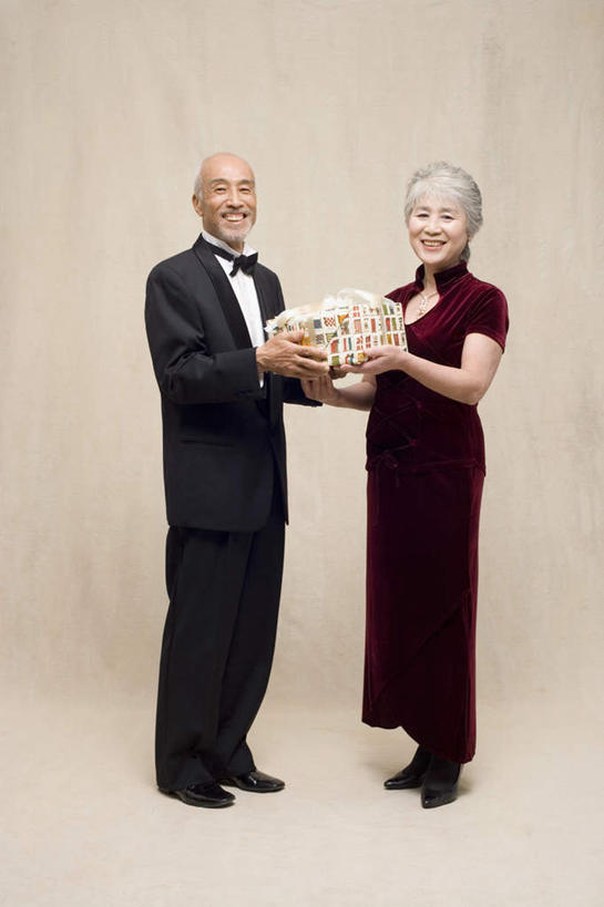 东方人,两个人,夫妻,站,举,笑,微笑,露齿笑,竖图,室内,白天,正面,晚礼服,爱情,礼盒,礼物,亚洲,米色背景,盛开,纸盒,浪漫,花蕾,注视,黄种人,盒子,花,花瓣,花朵,鲜花,包装盒,礼品盒,花苞,花蕊,观察,看,托,站着,一束,恩爱,恋人,摄影,礼品,影棚,观看,察看,关注,老年男性,老年女性,男人,男性,女人,女性,亚洲人,夫妇,情侣,举起,举手,举着,向上举,向上伸,向上托,站立,彩图,全身,影棚拍摄,晚宴服,舞会服,洋服,洋装,夜礼服,拍摄,伴侣