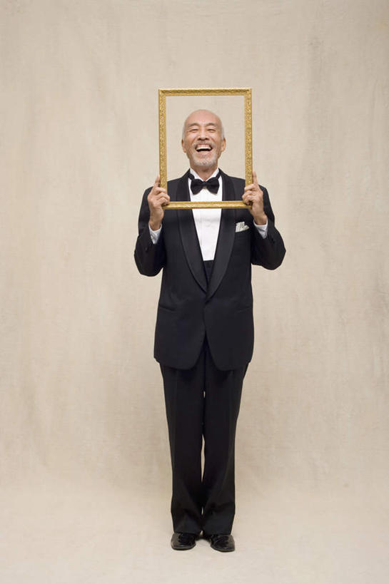 东方人,一个人,站,举,笑,微笑,露齿笑,竖图,室内,白天,正面,晚礼服,相框,亚洲,仅一个男性,仅一个人,握,米色背景,拿,拿着,注视,黄种人,黑色,观察,看,托,站着,仅一个老年男性,握着,摄影,影棚,观看,察看,关注,老年男性,男人,男性,亚洲人,举起,举手,举着,向上举,向上伸,向上托,站立,彩图,全身,影棚拍摄,晚宴服,舞会服,洋服,洋装,夜礼服,拍摄