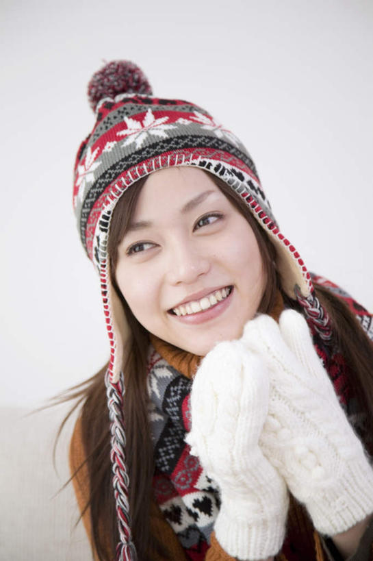 东方人,一个人,站,举,笑,微笑,露齿笑,竖图,室内,白天,白色背景,正面,毛衣,帽子,亚洲,仅一个年轻女性,仅一个女性,仅一个人,花纹,装饰,注视,黄种人,手套,观察,看,托,站着,温暖,摄影,影棚,观看,保暖,华丽,点缀,察看,御寒,关注,衬托,美观,雅致,雅观,棉帽,年轻女性,女人,女性,亚洲人,举起,举手,举着,向上举,向上伸,向上托,站立,半身,彩图,影棚拍摄,绒衣,套衫,套头毛衣,线衣,拍摄