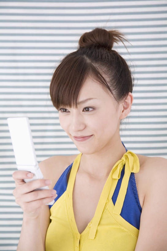 东方人,脸,头,脸颊,一个人,站,举,笑,打电话,微笑,竖图,室内,特写,白天,正面,电话,手机,亚洲,仅一个年轻女性,仅一个女性,仅一个人,敲打,握,条纹,服装,拿,拿着,注视,休闲装,黄种人,输入,通讯设备,肩膀,衣服,打字,观察,看,托,站着,休闲,休闲服,握着,摄影,服饰,影棚,观看,点击,敲击,察看,关注,交流,按键,年轻女性,女人,女性,亚洲人,头部,脸部,脸蛋,面部,沟通,举起,举手,举着,通话,向上举,向上伸,向上托,站立,半身,彩图,影棚拍摄,拍摄