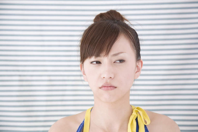 东方人,脸,头,脸颊,一个人,站,横图,室内,特写,白天,正面,亚洲,仅一个年轻女性,仅一个女性,仅一个人,条纹,服装,生气,注视,休闲装,黄种人,肩膀,衣服,观察,看,站着,休闲,休闲服,愤怒,摄影,服饰,影棚,观看,察看,发怒,关注,情绪,脾气,忿怒,怨恨,强烈,激动,年轻女性,女人,女性,亚洲人,头部,脸部,脸蛋,面部,站立,半身,彩图,影棚拍摄,拍摄