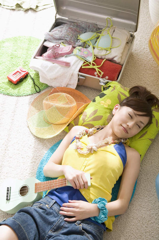 东方人,一个人,躺,闭眼,竖图,俯视,室内,白天,泳装,比基尼,凉鞋,水,靠垫,帽子,相机,鞋子,亚洲,仅一个年轻女性,仅一个女性,仅一个人,一把,一堆,一双,握,堆叠,堆积,服装,拉杆箱,旅行箱,液体,水滴,吉他,靠枕,乐器,弦乐器,拿,拿着,休闲装,黄种人,衣服,行李箱,遮阳帽,箱子,垫子,枕头,休闲,休闲服,握着,服饰,堆,出差,弹拨弦鸣乐器,卧着,年轻女性,女人,女性,亚洲人,照相机,闭眼睛,闭着眼,闭着眼睛,躺着,卧,半身,彩图,高角度拍摄,夹趾拖鞋,人字拖,人字拖鞋,三点式,泳衣,旅行,弹拨弦乐器