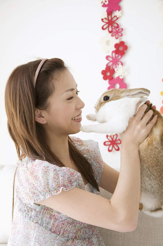 东方人,一个人,站,举,笑,微笑,露齿笑,竖图,室内,白天,侧面,哺乳动物,亚洲,仅一个年轻女性,仅一个女性,仅一个人,服装,装饰,兔子,挂饰,墙,注视,休闲装,黄种人,相视,墙壁,墙面,一个,衣服,动物,发箍,发饰,饰品,观察,看,托,站着,休闲,面对面,休闲服,服饰,单个,头箍,观看,对视,华丽,修饰,兔,点缀,察看,关注,相对,相看,衬托,美观,雅致,雅观,年轻女性,女人,女性,亚洲人,举起,举手,举着,向上举,向上伸,向上托,站立,半身,彩图