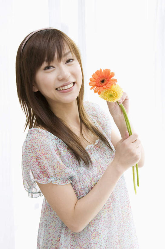 东方人,一个人,站,笑,微笑,露齿笑,竖图,室内,白天,正面,窗帘,亚洲,仅一个年轻女性,仅一个女性,仅一个人,握,服装,朦胧,模糊,装饰,盛开,非洲菊,拿,花蕾,拿着,扭头,注视,休闲装,黄种人,花,花瓣,花朵,鲜花,两朵,衣服,黄色,帘子,花苞,花蕊,观察,看,站着,转头,休闲,休闲服,橙色,遮阳,菊花,握着,服饰,观看,华丽,修饰,点缀,察看,关注,扶郎花,灯盏花,千日菊,衬托,美观,雅致,雅观,年轻女性,女人,女性,亚洲人,站立,半身,彩图