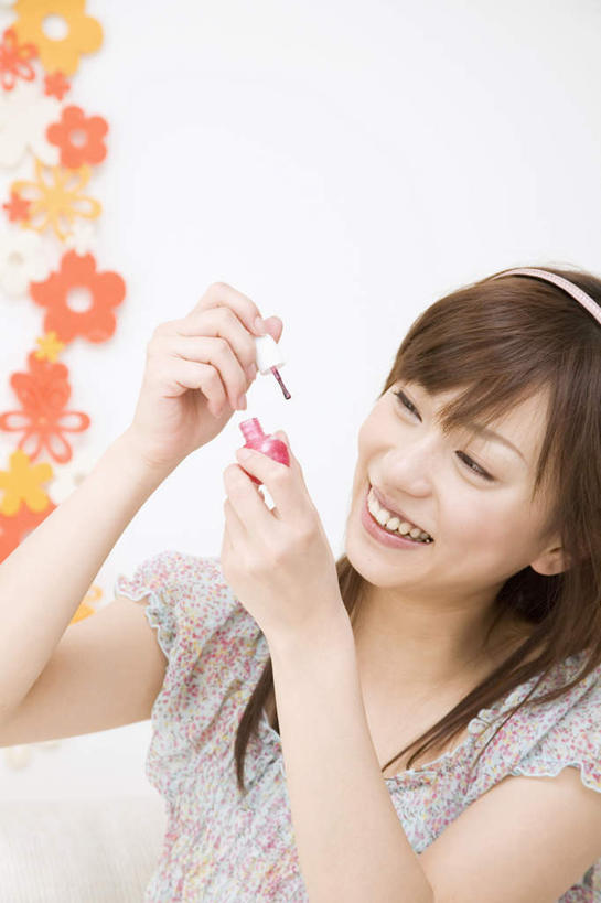 东方人,一个人,站,举,笑,微笑,露齿笑,竖图,室内,白天,正面,化妆,美容,亚洲,仅一个年轻女性,仅一个女性,仅一个人,护肤,握,服装,装饰,拿,指甲油,拿着,注视,休闲装,黄种人,衣服,化妆品,观察,看,托,站着,保养,享受,休闲,休闲服,橙色,放松,握着,保健,服饰,观看,华丽,修饰,点缀,察看,关注,养颜,衬托,美观,雅致,雅观,年轻女性,女人,女性,亚洲人,举起,举手,举着,向上举,向上伸,向上托,站立,半身,彩图