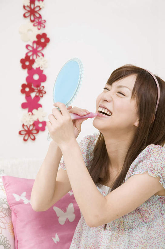 东方人,一个人,站,举,竖图,室内,白天,正面,化妆,美容,镜子,沙发,亚洲,仅一个年轻女性,仅一个女性,仅一个人,握,服装,装饰,反射,挂饰,墙,拿,拿着,注视,休闲装,黄种人,墙壁,墙面,衣服,白色,唇彩,唇膏,发箍,发饰,化妆镜,饰品,观察,看,托,站着,休闲,休闲服,握着,服饰,头箍,观看,华丽,修饰,点缀,镜像,察看,镜面,关注,布艺沙发,光学,衬托,美观,雅致,雅观,年轻女性,女人,女性,亚洲人,举起,举手,举着,向上举,向上伸,向上托,站立,半身,彩图