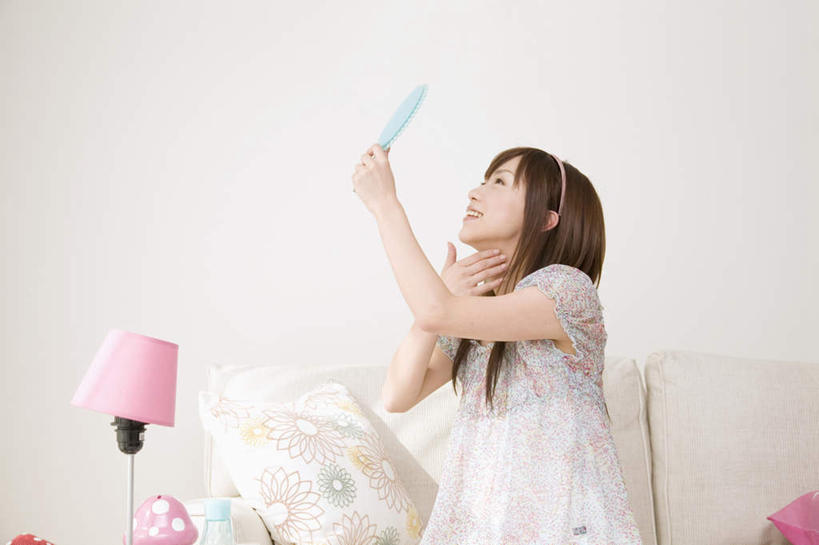 东方人,一个人,坐,举,横图,室内,白天,侧面,化妆,美容,镜子,靠垫,台灯,照明,亚洲,仅一个年轻女性,仅一个女性,仅一个人,握,服装,反射,墙,灯光,靠枕,拿,拿着,注视,休闲装,黄种人,墙壁,墙面,灯,衣服,化妆镜,灯具,垫子,枕头,观察,看,托,休闲,休闲服,握着,服饰,观看,照亮,镜像,察看,镜面,照明设备,关注,光学,年轻女性,女人,女性,亚洲人,举起,举手,举着,抬头,向上举,向上伸,向上托,仰头,坐着,半身,彩图