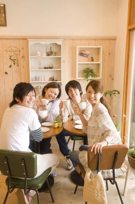 东方人,背部,四个人,伙伴,朋友,坐,举,捧,笑,微笑,露齿笑,竖图,室内,白天,正面,爱情,友谊,餐桌,桌子,杯子,餐具,椅子,亚洲,一排,服装,朦胧,模糊,整齐,瓷器,碟子,盘,木椅,咖啡杯,陶瓷制品,浪漫,扭头,注视,休闲装,黄种人,排列,衣服,盘子,碟,观察,看,托,转头,休闲,温暖,温馨,休闲服,恩爱,恋人,服饰,餐台,观看,和睦,察看,队列,关注,瓷杯,友情,男人,男性,年轻男性,年轻女性,女人,女性,亚洲人,情侣,端,端着,举起,举手,举着,捧着,手捧,向上举,向上伸,向上托,坐着,彩图,全身,伴侣,融洽