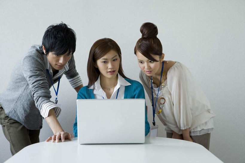 东方人,三个人,同事,商务人士,商务男性,商务女性,办公室,站,坐,横图,室内,白天,正面,衬衫,成功,合作,团队,集体,信心,电脑,笔记本电脑,家具,桌子,亚洲,敲打,套装,朦胧,模糊,网络,办公桌,注视,黄种人,输入,通讯设备,标识,吊牌,队伍,胸牌,打字,观察,看,站着,观看,点击,敲击,察看,徽章,无线,领导,成就,关注,通信设备,商务装,身份,无线网络,合伙,领袖,无线上网,便携式电脑,工薪阶层,胸章,胸卡,办公家具,编号牌,雕刻牌,工号牌,胸号牌,胸徽,按键,手提电脑,男人,男性,年轻男性,年轻女性,女人,女性,亚洲人,白领,上班族,站立,坐着,半身,彩图,衬衣