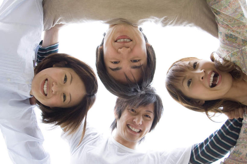 东方人,四个人,伙伴,朋友,站,笑,微笑,露齿笑,横图,室内,白天,仰视,爱情,友谊,亚洲,服装,朦胧,模糊,浪漫,注视,休闲装,黄种人,衣服,蓝色,蓝天,天空,天,观察,看,站着,休闲,温暖,温馨,休闲服,恩爱,搭,恋人,服饰,晴朗,观看,和睦,察看,搭着,关注,万里无云,友情,男人,男性,年轻男性,年轻女性,女人,女性,亚洲人,情侣,晴空,晴空万里,站立,半身,彩图,低角度拍摄,伴侣,融洽